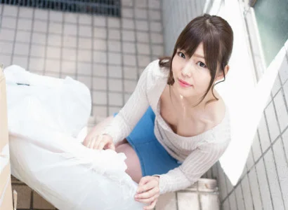 Người phụ nữ hở hang khi đi vứt rác và cái kết gây chú ý