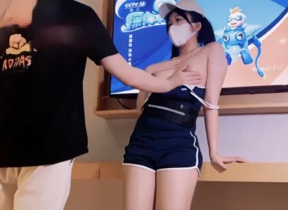 Cô bán TV xinh đẹp cùng chàng khách hàng may mắn