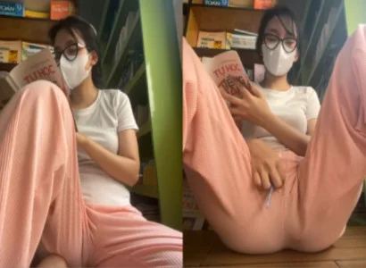 Em gái vừa đọc sách vừa nhét sextoy sâu vào lồn