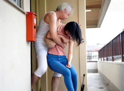 Vợ trẻ bị bố chồng già cưỡng đoạt