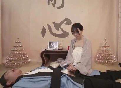 Nữ tu xinh đẹp hỗ trợ vị đạo sĩ bị thương