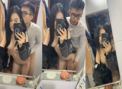 Cặp đôi trẻ đang làm tình với nhau trước gương