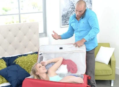 Chiếc vali là trung tâm của câu chuyện