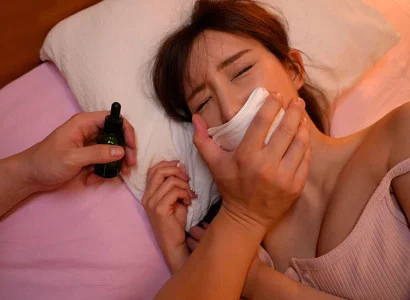 Gã trai dùng thuốc mê khiến cô em họ xinh đẹp ngủ say rồi quan hệ